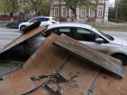 Крыша старого дома упала на припаркованную рядом иномарку в Волгограде