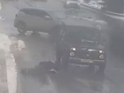 Шок-наезд "Нивы" на пешехода в центре Волгограда попал на видео