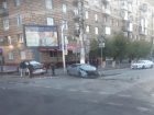 Новый светофор не помог: «семерка» протаранила забор на проблемном перекрестке Комсомольской в Волгограде