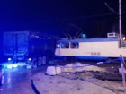 Машинист спецвагона попала в больницу после столкновения тягача и трамвая в Волгограде