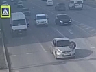 Оторвавшееся колесо влетело в авто в центре Волгограда: видео