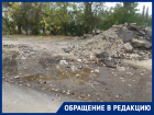 «В плохую погоду надо брать костыли», - волгоградка возмущена состоянием дороги около ДШИ