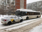 Таксист протаранил автобус №65 в Волгограде и попал в больницу