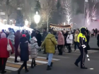 В центре Волгограда группа людей скандирует "За Сталинград": видео