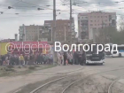 Дикая очередь собралась на автобус до кладбища на юге Волгограда – видео