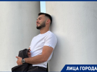 Блогер Сархан Велиев устроил свое шоу в такси и раздает деньги волгоградцам 