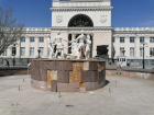 Открытый Путиным фонтан позорно рушится в центре Волгограда