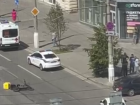 Доставщика сбили в центре Волгограда в разгар обеда: видео с места 