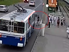 Пешеход шагнул под троллейбус у Мамаева кургана: видео 