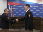 В Волгограде наградили спасшего многодетную семью из пожара полицейского