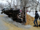 КамАЗ с песком перевернулся на скользкой дороге в Волгограде
