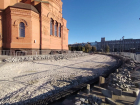 В центре Волгограда второй раз за два месяца перекладывают брусчатку у храма Александра Невского