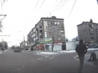 В Волгограде водитель остановил движение, чтобы поднять пешехода на обочине дороги
