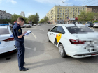 Таксист внезапно умер за рулем в центре Волгограда