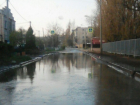 На западе Волгограда улица Гейне ушла под воду из-за течи колодца 