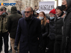 «Герой, постреляй из окна с автомата»: уголовник-рецидивист возглавил шествие навальновцев в Волгограде