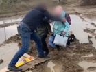 Двоих школьников засосала грязевая жижа под Волгоградом: видео