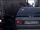 На видео попал водитель ВАЗ-2114, режущий колесо дальнобойщика во время акции протестов