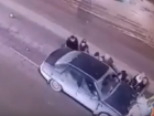 Ребенка из-под поднятой прохожими машины отправили лечиться домой в Волгограде