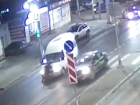 От удара отлетела шапка: маршрутка №98 сбила волгоградку и попала на видео