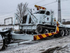 Танк пытается очистить от снега запущенную дорогу на севере Волгограда