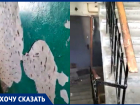 "Платим за содержание имущества 1203 рубля ежемесячно": волгоградцы сняли на видео все прелести подъезда