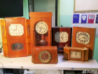Коллекцию раритетных настенных часов нашли в захламленной кладовке в Волгограде