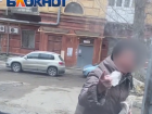 «Ты воровка, в чужой двор заехала!»: бабушка-шлагбаум устроила скандал в Волгограде