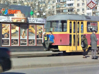 Двое волгоградцев прокатились по городу снаружи трамвая