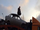 Прыжки неадекватного высотника-альпиниста по крышам машин автовоза в Волгограде попали на видео