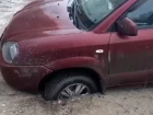 "Там черная бездна!": Hyundai провалился под землю на парковке в Волгограде