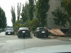 Барьерное ограждение "Концессий теплоснабжения" упало на иномарку в Волгограде