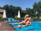 Ради модного хештега известный волгоградский ведущий прыгнул в бассейн с эффектной блондинкой
