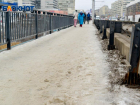 «Одну сторону почистили, вторая – сама растает»: волгоградцы недоумевают от расчищенных переходов на Астраханском мосту