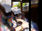 Охлаждающая поездка на волгоградской маршрутке с открытой дверью попала на видео