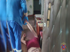Услышали стоны за дверью: волгоградские полицейские спасли попавшего в беду пенсионера 