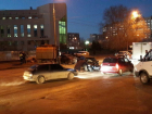 В Волгограде мусоровоз протаранил две иномарки: на месте ДТП реанимация