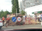 В Волгограде «Лада» провалилась в метровую яму на дороге