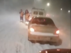 В Волгограде автомобили стали заложниками снежного плена: видео