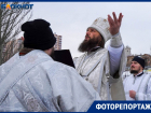 В Волгограде митрополит Феодор освятил загрязнённую Волгу: желающих искупаться не нашлось