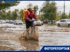 Плывущие самокаты и тонущие автобусы: воскресный ливень в Волгограде затопил Первую Продольную