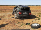 BMW X5 перевернулся на трассе в Волгоградской области: пассажирка умерла в больнице, водитель выжил