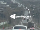 Впечатляющая пробка у кладбища Волгограда попала на видео