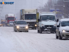 Мощный снегопад сковал движение на трассах под Волгоградом: куда лучше не ехать 