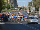 Сотни волгоградцев стройной колонной пронеслись по городу на велосипедах