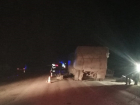 В вечерних сумерках "Рено" въехал на волгоградской трассе в стоящий грузовик: погибла женщина