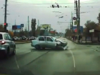 Авария с автоледи-дальтоником попала на видео в Волгограде