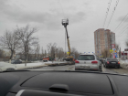 Рекламный щит рухнул на дорогу в Волгограде: видео с места
