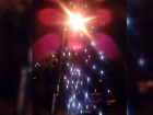 В Волгограде попали на видео загоревшиеся на уличном столбе провода 