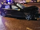 Водитель разбил Mercedes в центре Волгограда, наехав на дорожный знак: двое в больнице